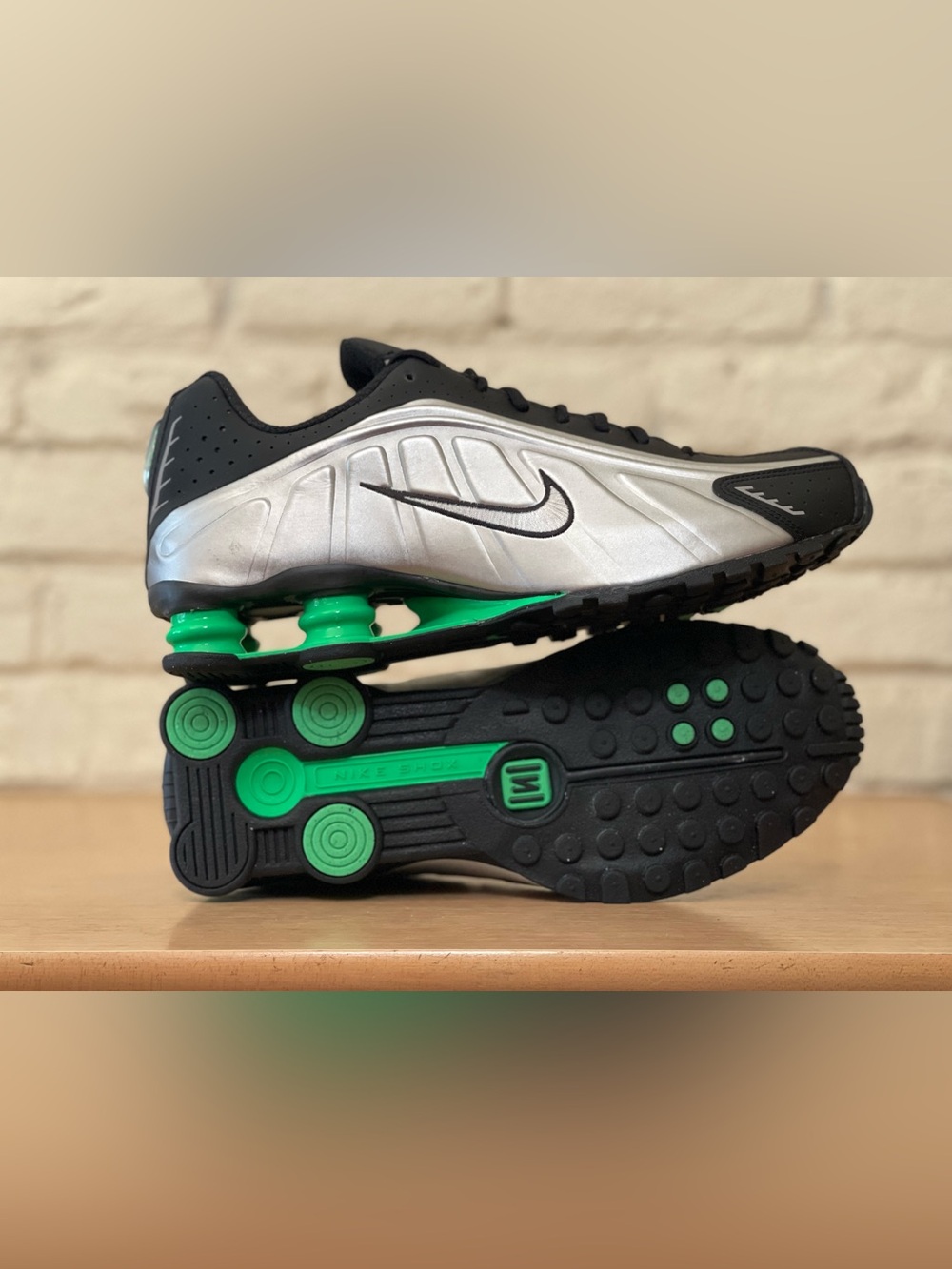 Nike Shox R4 Metallic Silver Green Shock Black HQ1988-006 Men Size 11 Gym Shoes